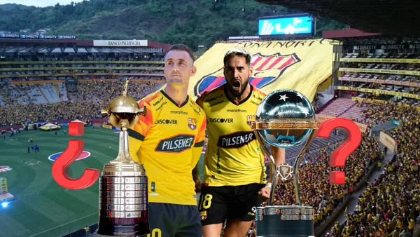 Jugadores de Barcelona SC en el estadio Monumental con las Copas Libertadores y Sudamericana