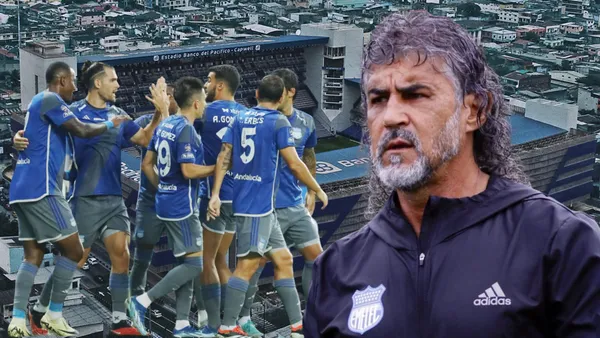 Jugadores de Emelec y Leonel Álvarez (Foto tomada de: Wikipedia/Emelec/API)