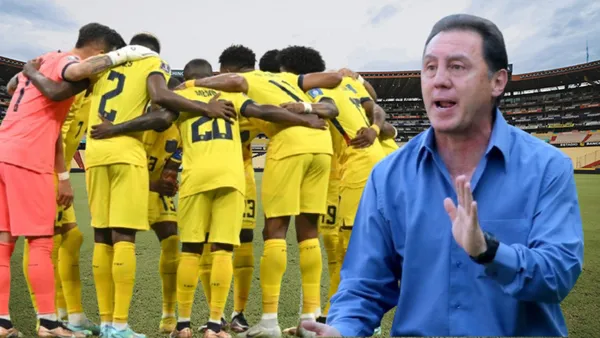 Jugadores de La Tri y Álex Aguinaga (Foto tomada de: Municipio de Guayaquil/Wikipedia/La Tri)