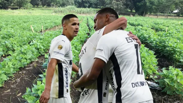 Jugadores de Liga de Quito en un campo de frijol (Foto tomada de: Campo Nacional de Agricultura/API)