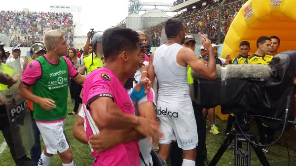 Jugadores de IDV reclamaron airadamente tras su eliminación