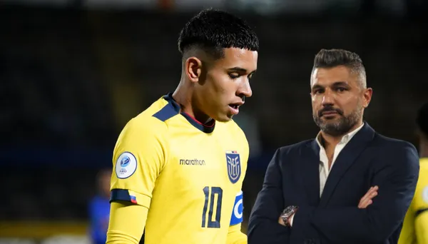 Kendry Páez con la camiseta de la Selección Ecuatoriana, al lado Javier Gandolfi. FOTO: El Universo