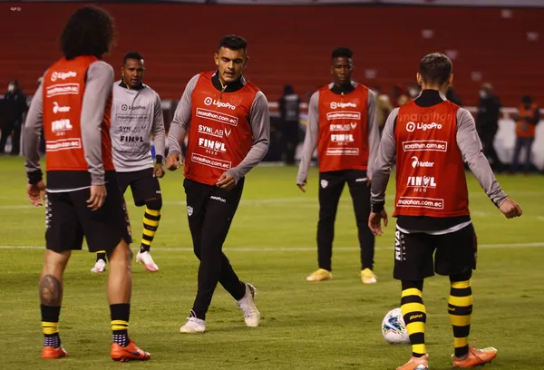 La afición no quiere al jugador pero podría seguir una temporada más al club