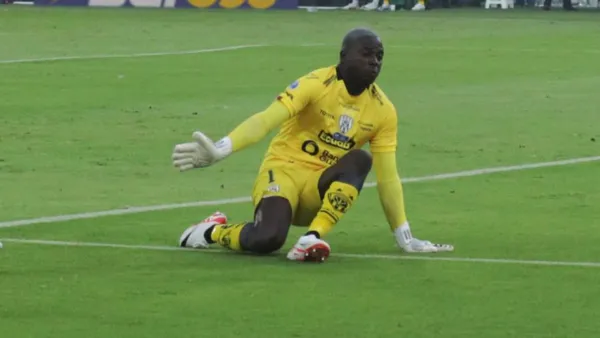 La Araña salió mal a descolgar un balón y la Católica le anotó