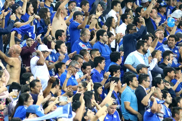 La barra de Emelec le creó un cántico al ex presidente de la República, Rafael Correa