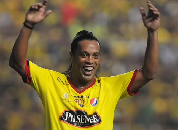 La condición que puso Ronaldinho para firmar por BSC por un año