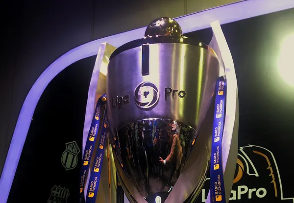 La copa del campeón ecuatoriano fue traída del extranjero