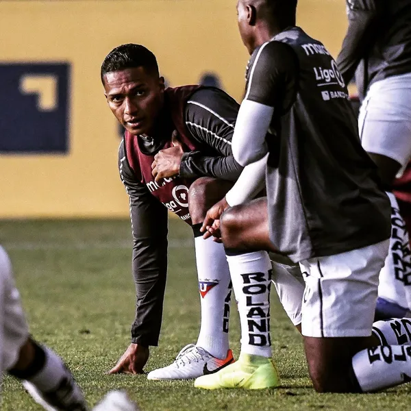 La fanaticada Xeneize se acercó al Toño para saludarlo y tomarse fotografías