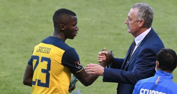 La FEF hizo oficial la salida de Gustavo Alfaro del club, así reaccionó Moisés Caicedo