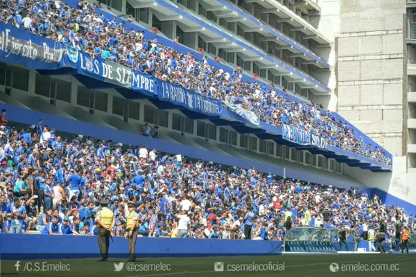 La foto se viralizó porque el hincha ocupa indumentaria de ambos equipos del Astillero