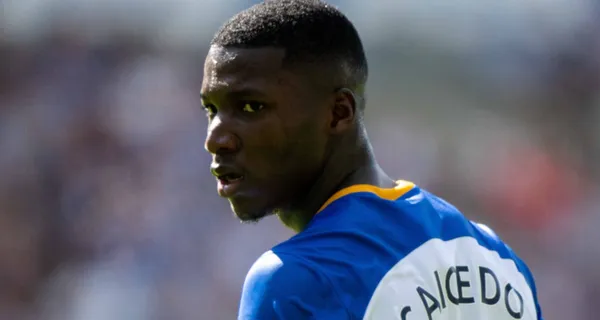 La hinchada del Brighton se emocionó con la entrada de Moisés Caicedo