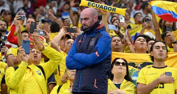 La hinchada ecuatoriana se pronunció si es que Félix Sánchez no saca los tres puntos contra Uruguay