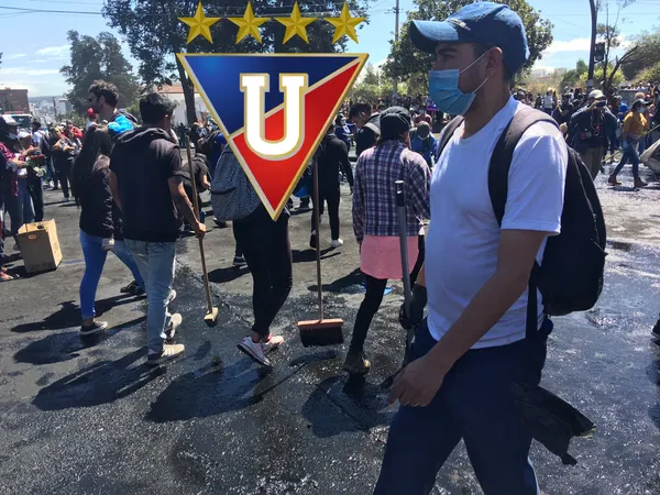 La hinchada de LDU hizo un llamado para que asistan al Parque El Arbolito a limpiar el caos que dejó el paro nacional