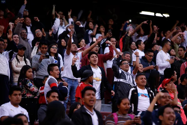 La hinchada que se dio cita al Rodrigo Paz reconoció a IDV por alcanzar la Sudamericana