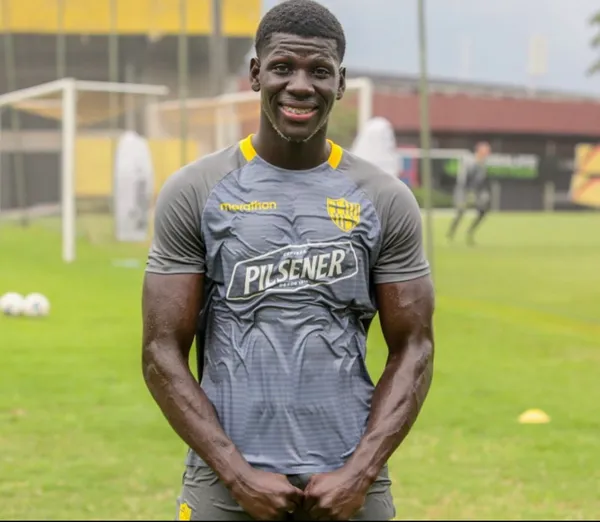 La Máquina conduce un carrazo por Guayaquil