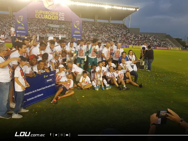 La plantilla de la U festejó en los camerinos