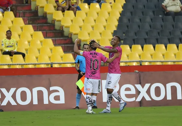 La plantilla se acercó a festejar con su hinchada