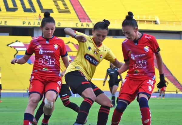 La referí encargada del compromiso se encargó de añadir quince minutos de adición