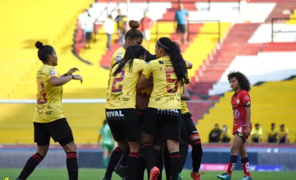 La referí tuvo errores que fueron notorios y levantaron críticas