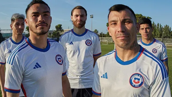 La selección de Chile presentó la camiseta que utilizarán para los partidos amistosos, y para ver el Mundial por TV