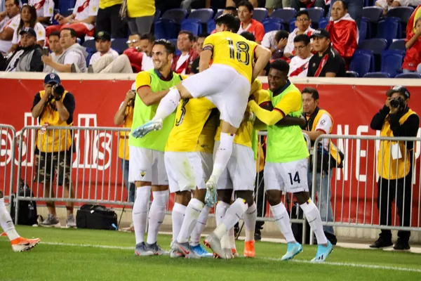 La selección ecuatoriana despertó el ánimo de la afición cuencana tras vencer a Perú en Estados Unidos