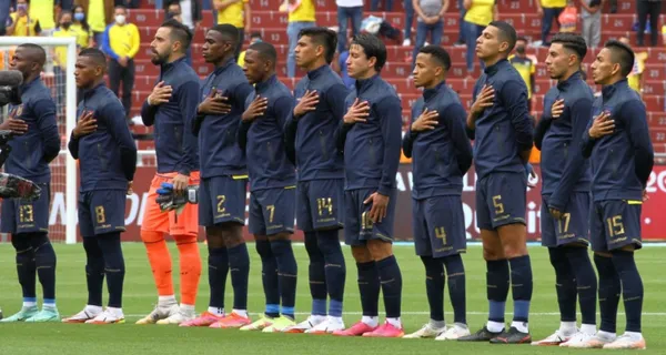 La Selección Ecuatoriana entrena para lo que será el compromiso ante Colombia y aunque probó línea de 4, insitió más con tres hombres en el fondo, algo cuestionado de Gustavo Alfaro pero que no dejará morir fácilmente