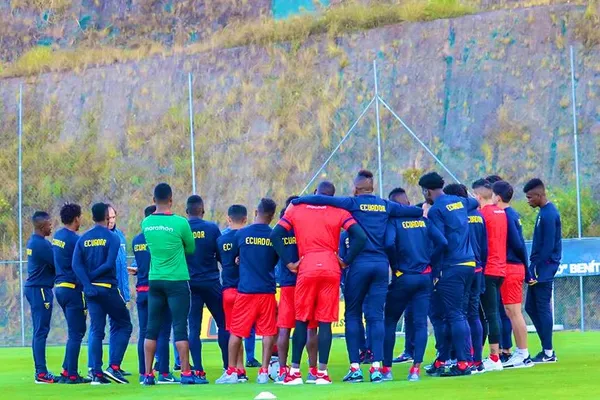 La selección ecuatoriana no ha podido completar su cronograma, pues el vuelo que los debía llevar hasta Europa fue cancelado
