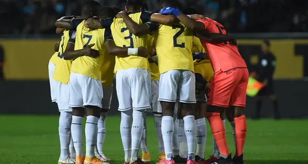 La Selección Ecuatoriana quiso jugar con línea de tres pero este sistema no fue el esperado. Gustavo Alfaro deberá recomponer rápidamente o caso contrario corre peligro en no clasificar al Mundial del 2022 en Qatar.