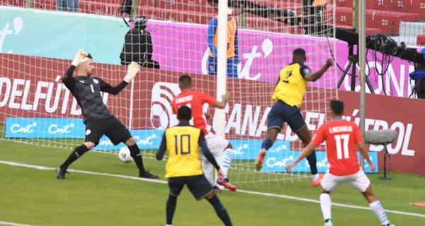 La Selección Ecuatoriana se impuso a Paraguay por 2-0. La táctica de los visitantes fue aprovechar cualquier roce para tirarse al suelo y saltaron al campo de juego a llevarse un punto como equipo pequeño