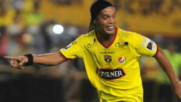 La ‘Sonrisa del fútbol’ está en Ecuador y recibió la camiseta de un equipo de Ecuador