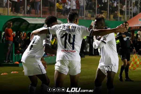 La U hizo su negocio ante Aucas
