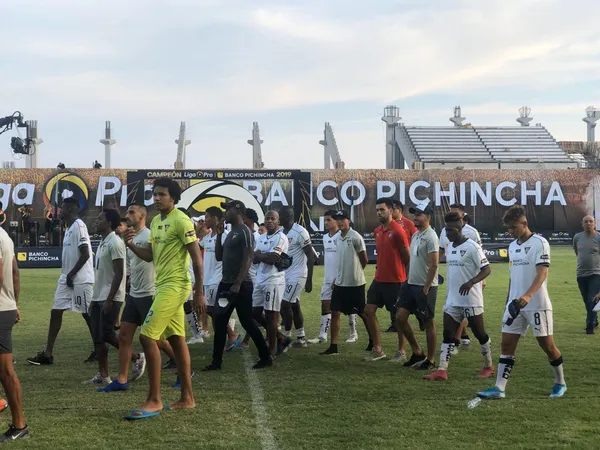 La U siguió en el campo de juego a pesar que ya recibió sus medallas