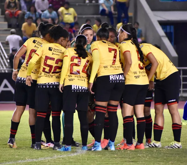 Las Canarios se llevaron la victoria sobre el final del compromiso