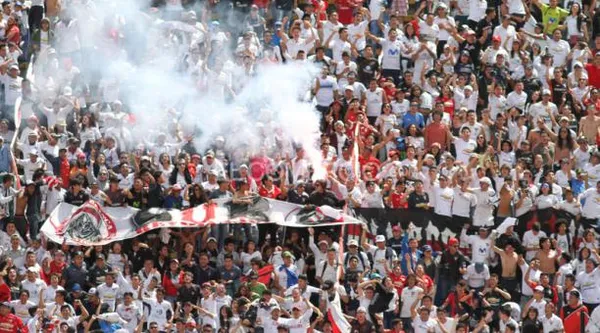 Las hinchada de LDU acompañó al equipo