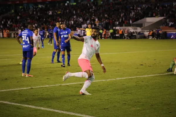 LDU venció 2-0 a Emelec en la final de ida de la Copa Ecuador