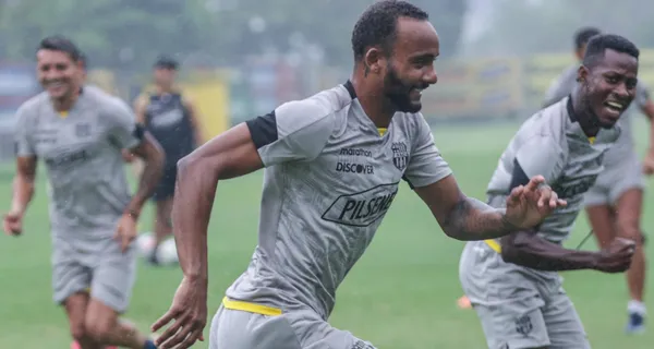 Leonai Souza llegó a Guayaquil y, a diferencia de Plaza Colonia donde no tiene hinchas ni prensa, así fue el recibimiento para el nuevo jugador de Barcelona SC