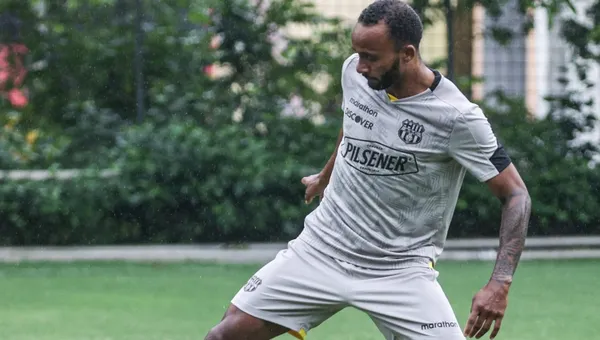 Leonai de Souza pasa lesionado y los hinchas aprovecharon para ponerle un nuevo apodo