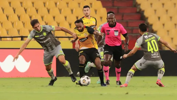 Leonai de Souza puso la de la tranquilidad para Jorge Célico, pero luego fallaron opciones de gol increíble