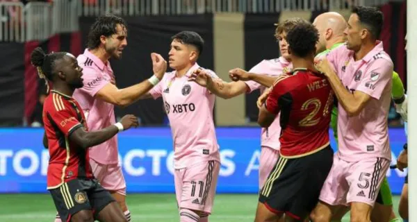 Leonardo Campana casi se va a los golpes con los jugadores del Atlanta United