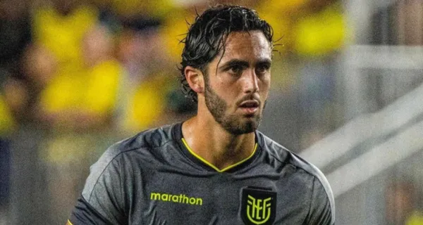 Leonardo Campana subió una imagen con quien sería su nueva pareja y ha levantado polvareda entre los hinchas, ya que el 9 no fue al Mundial