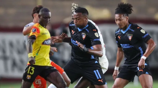 Liga de Quito y Barcelona SC disputando la Copa Libertadores de América. FOTO: RPP