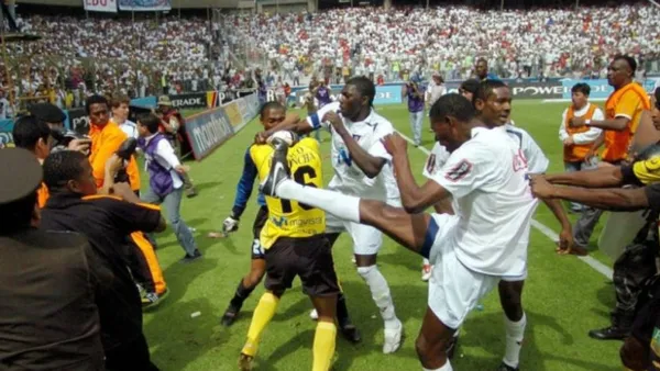 Liga de Quito y Barcelona SC en más de una vez llevaron su rivalidad más allá del fútbol
