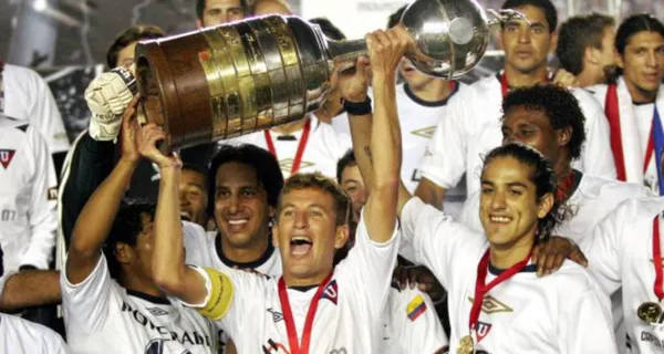 Liga de Quito celebra un aniversario más de la consecución de la Copa Libertadores y uno de los jugadores -que no es José Francisco Cevallos- tuvo que ser fichado a escondidas de Rodrigo Paz