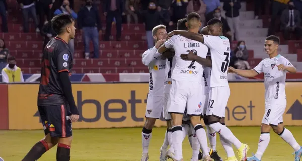 Liga de Quito empató contra 9 de Octubre pero en medio de decisiones polémicas y un jugador albo parecía que casi se le va encima al referí