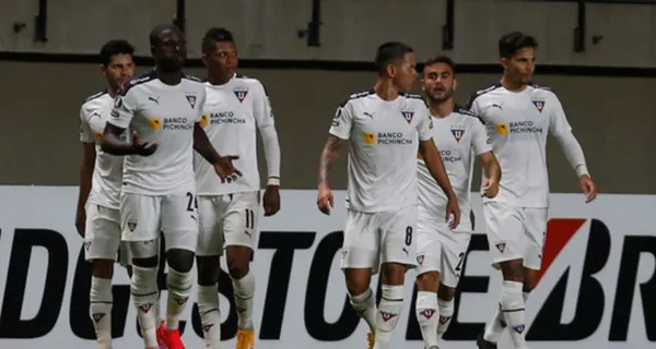 Liga de Quito no ha podido imponerse en el estadio de Vélez, y se va a los camerinos con un gol en contra. Uno de los jugadores que era el llamado a ser conductor lució pasado de peso