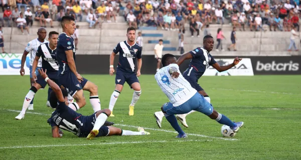 Liga de Quito pasó un mal momento tras finalizar el cotejo, ya que reportan agresiones, así como lanzamiento de gas lacrimógeno