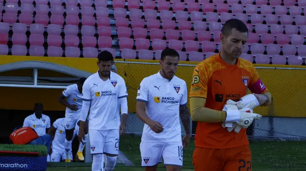 Liga de Quito resguarda alguno de sus jugadores frente a River Plate
