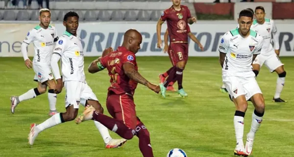 Liga de Quito se enfrentó a Mushuc Runa y al primer tiempo se fueron con un empate. Un jugador no logra encontrar su posición en el campo