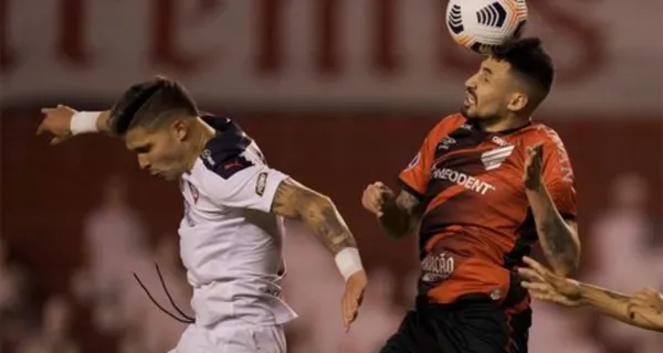 Liga de Quito se fue eliminado de la Copa Sudamericana al caer contra Atlético Paranaense. Luis Caicedo que es de los más criticados en el plantel fue captado llorando desconsoladamente ¿Se irá del club?