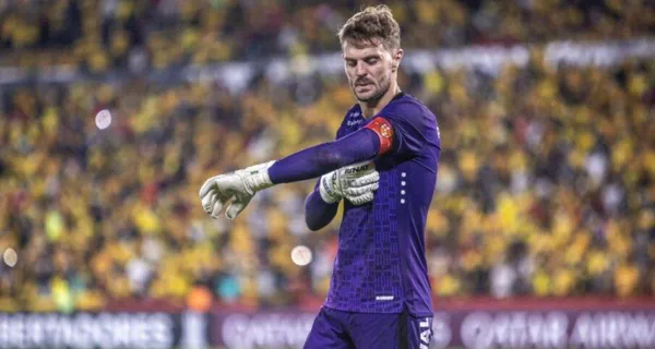 Lo que hace Javier Burrai mientras sus compañeros se preparan para juagr Copa Libertadores